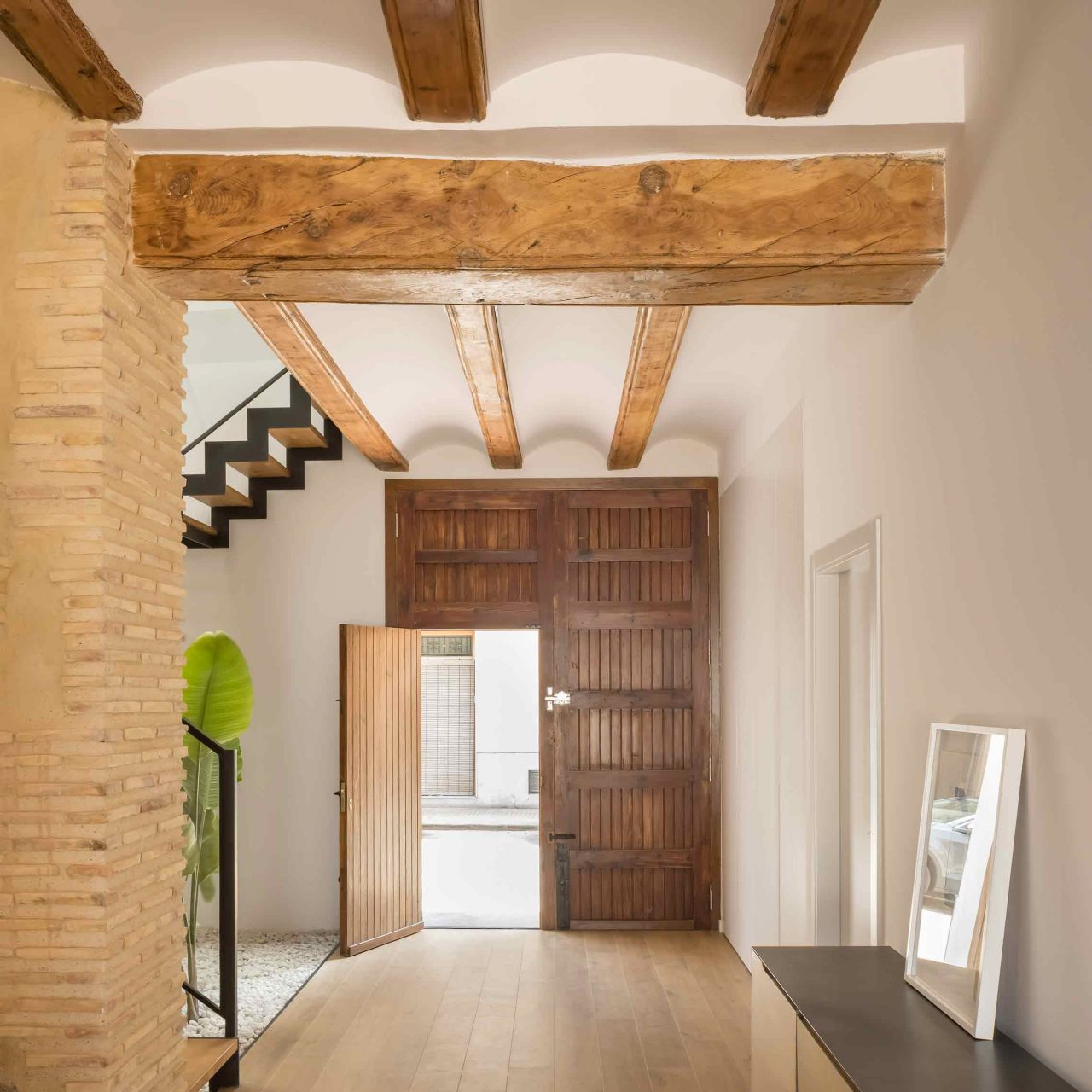 Rehabilitación y reforma Casa A_M Puzol Valencia - Hall y puerta de acceso original