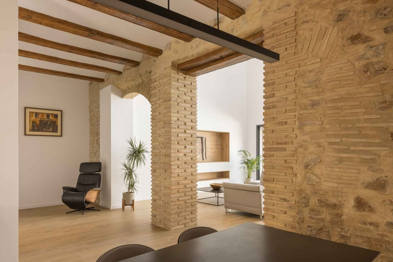 Rehabilitación y reforma -Casa-A_M-Puzol-Valencia---Vista-en-diagonal-desde-el-comedor-del-espacio-de-biblioteca-y-el-espacio-de-estar-al-fondo