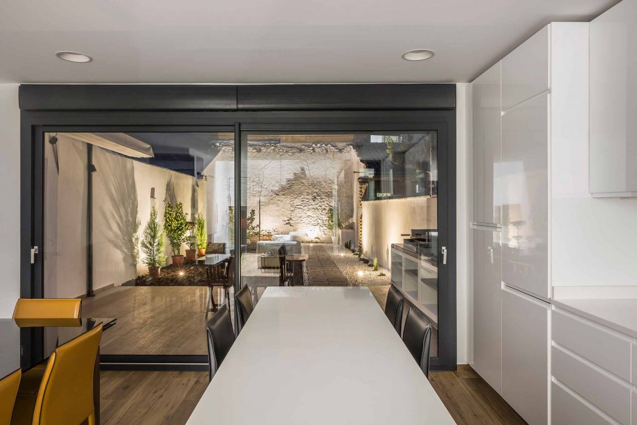 Casa-P_G-Aldaia-Valencia---Cocina-y-patio-posterior