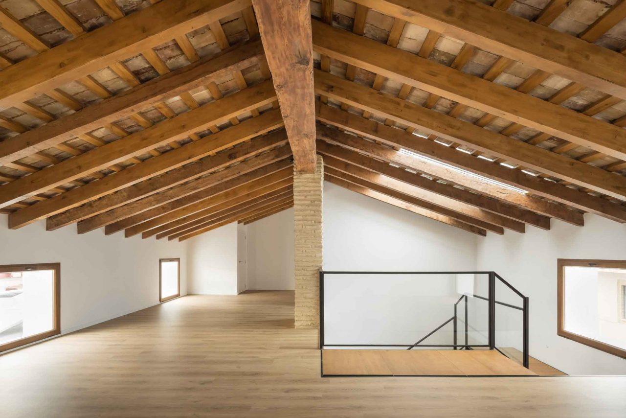 Rehabilitación y reforma -Casa-A_M-Puzol-Valencia---Planta-segunda-diafana-con-cubierta-tradicional-restaurada-de-madera-y-rasilla-ceramica