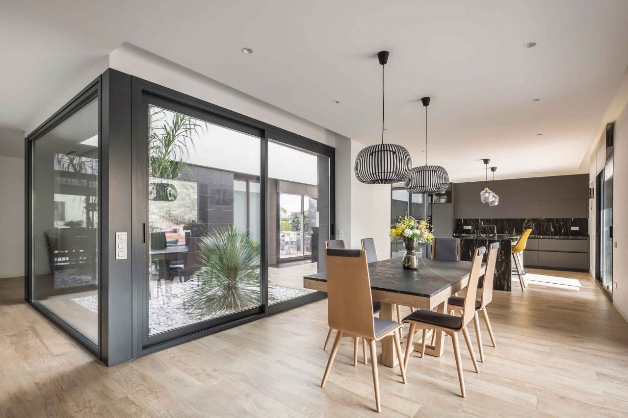 Casa-J_G-Valencia---Comedor-patio-interior-y-cocina