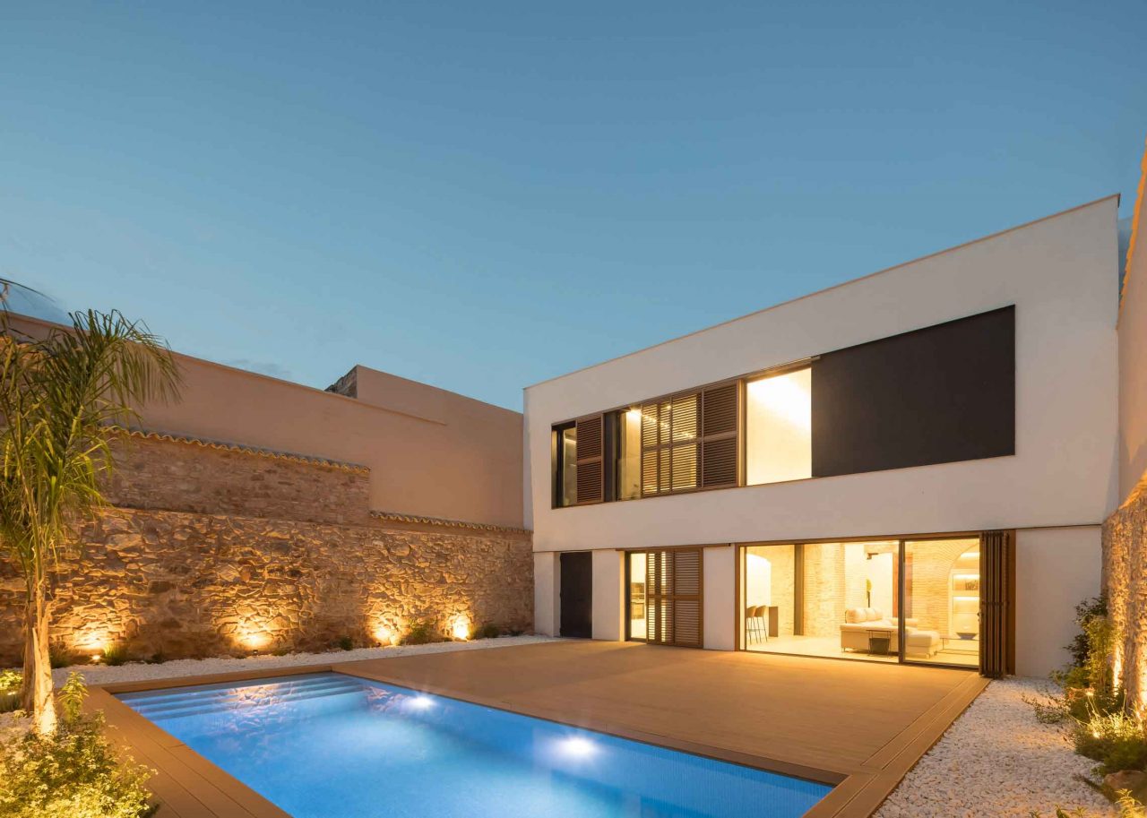 Rehabilitación y reforma -Casa-A_M-Puzol-Valencia---Vista-nocturna-de-fachada-posterior-desde-el-patio-interior-con-piscina