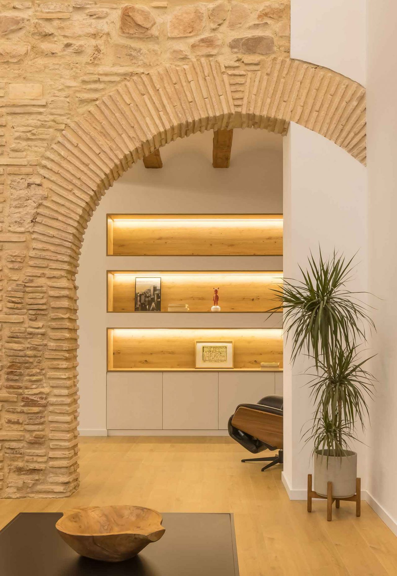 Rehabilitación y reforma -Casa-A_M-Puzol-Valencia---Detalle-de-zona-de-lectura-tras-arco-de-ladrillo-restaurado