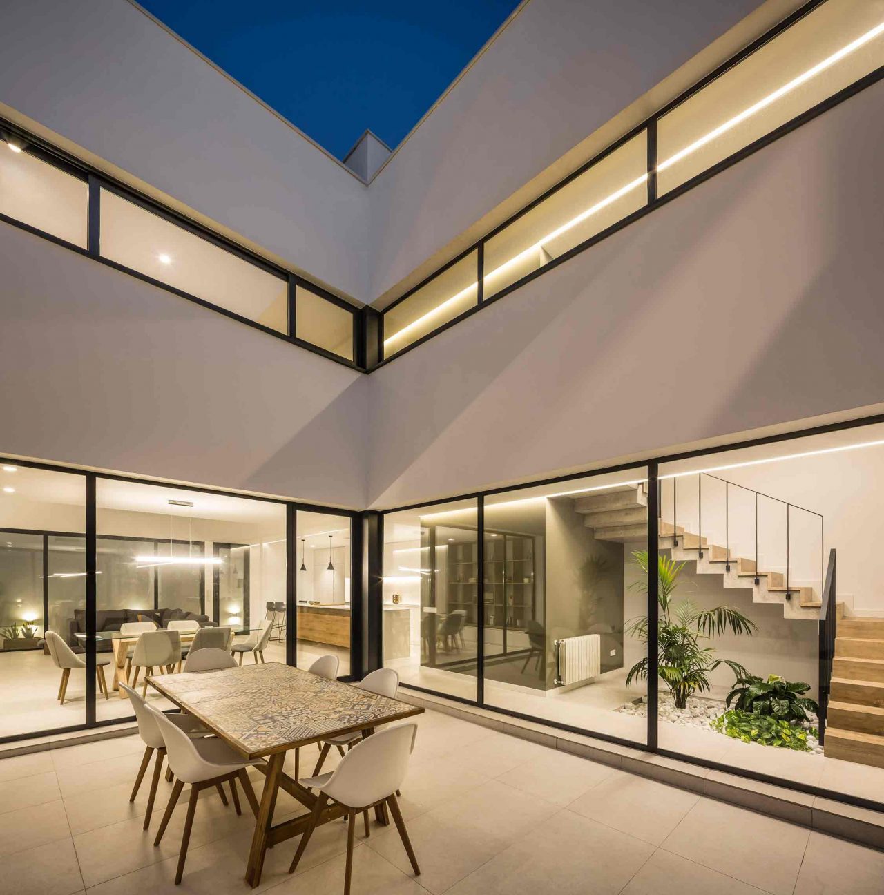 Casa-IR_Family-Pobla-de-Farnals-Valencia---Patio-interior-vista-nocturna