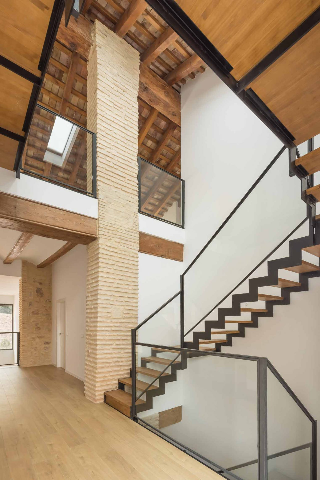 Rehabilitación y reforma -Casa-A_M-Puzol-Valencia---Vista-de-la-cubierta-tradicional-desde-la-escalera-y-doble-altura-en-planta-primera