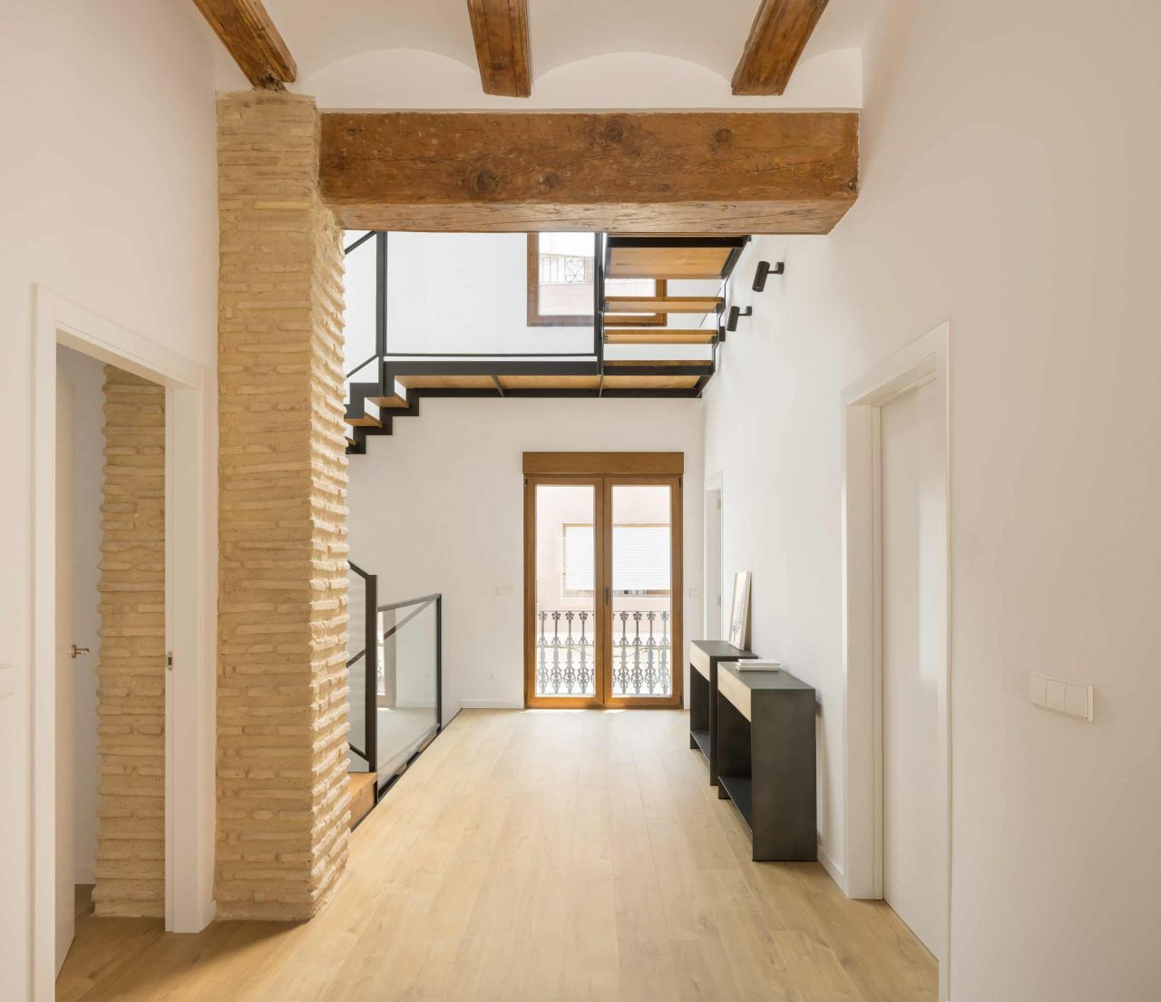 Rehabilitación y reforma -Casa-A_M-Puzol-Valencia---Distribuidor-de-planta-primera-hacia-la-fachada-principal