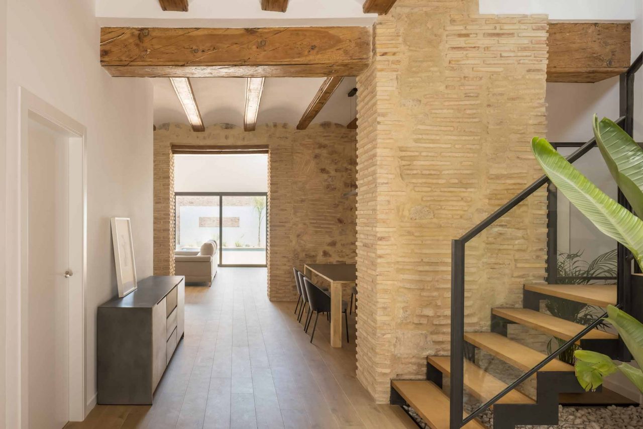 Rehabilitación y reforma -Casa-A_M-Puzol-Valencia---Vista-desde-el-hall-de-acceso-con-la-escalera-a-la-derecha