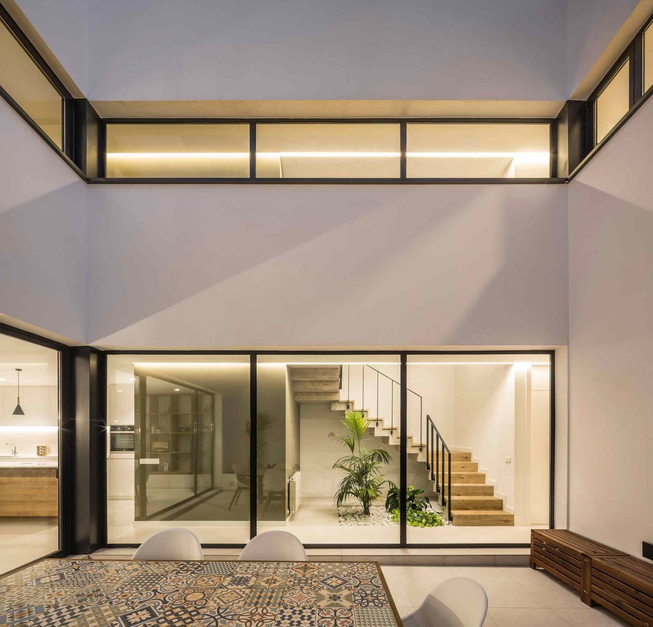 Casa-IR_Family-Pobla-de-Farnals-Valencia---Patio-interior-nocturna