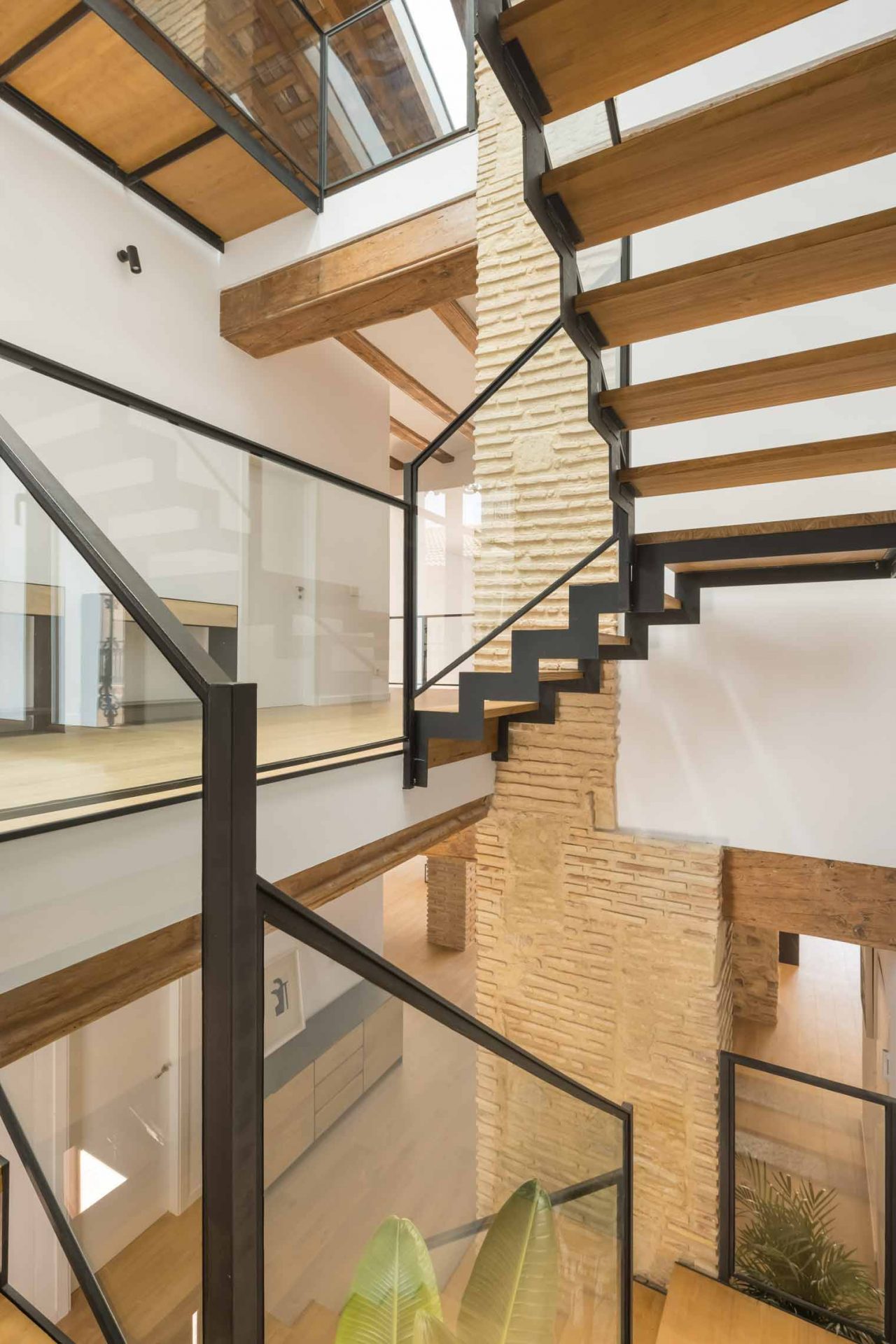 Rehabilitación y reforma -Casa-A_M-Puzol-Valencia---Escaleras-desde-planta-primera-y-doble-altura-en-planta-segunda