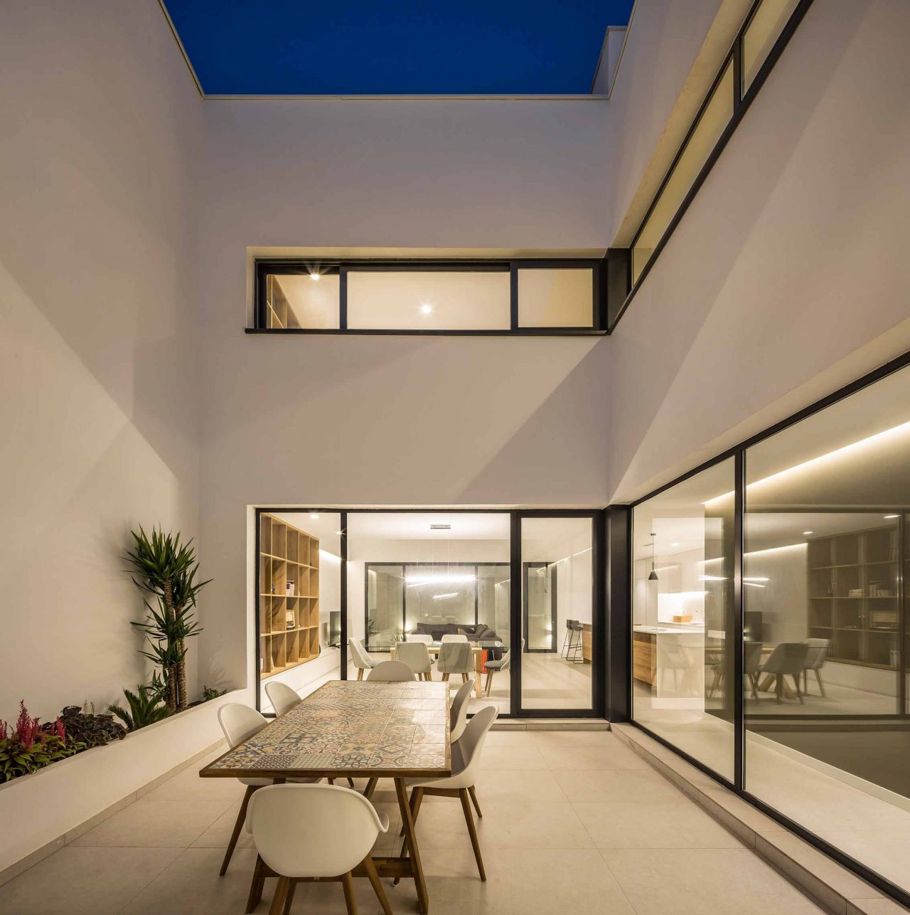 Casa-IR_Family-Pobla-de-Farnals-Valencia---Patio-interior-nocturna