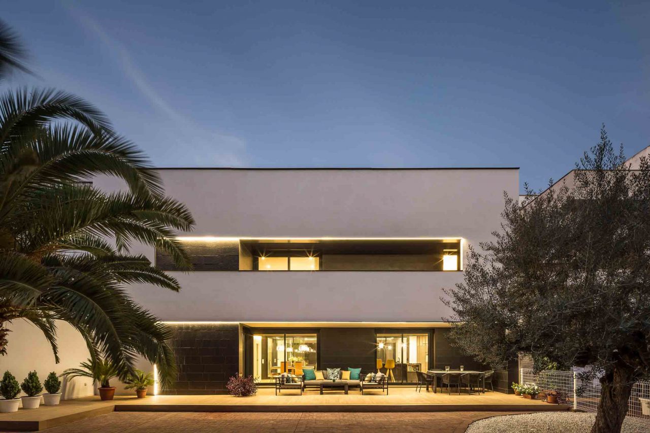 Casa-J_G-Valencia---Fachada-posterior-vista-nocturna