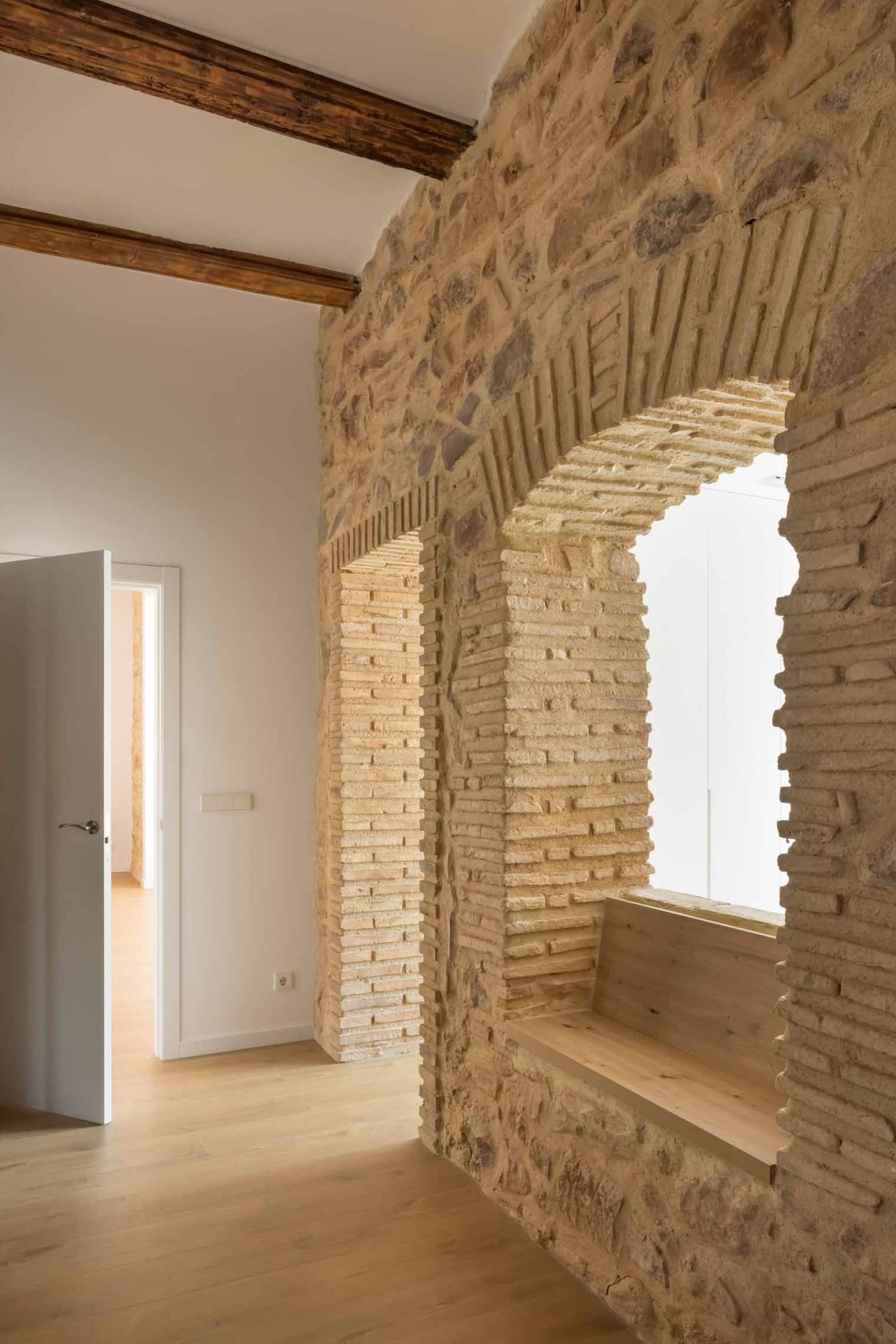 Rehabilitación y reforma -Casa-A_M-Puzol-Valencia---Detalle-de-acceso-y-muro-original-de-fachada-en-dormitorio-principal