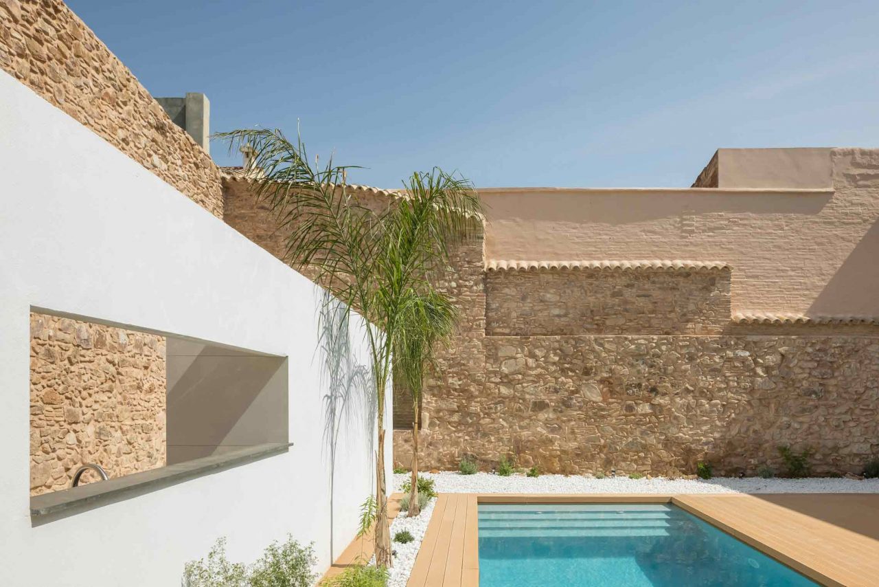 Rehabilitación y reforma -Casa-A_M-Puzol-Valencia---Vista-de-la-piscina-en-el-patio-interior