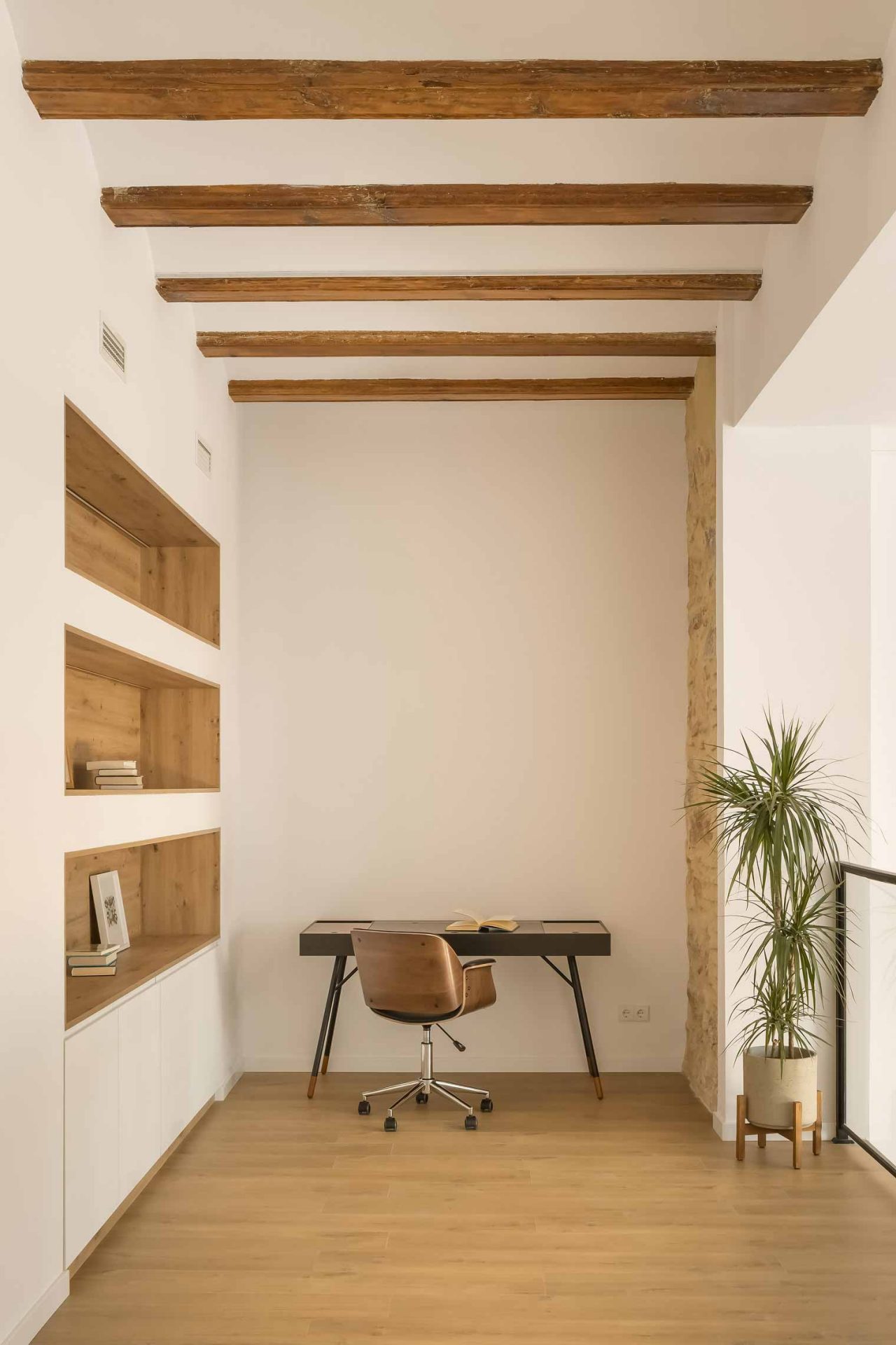 Rehabilitación y reforma -Casa-A_M-Puzol-Valencia---Espacio-de-estudio-en-distribuidor-de-planta-primera