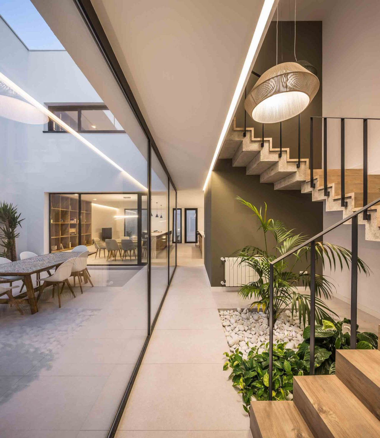 Casa-IR_Family-Pobla-de-Farnals-Valencia---Distribuidor-y-escalera-nocturna