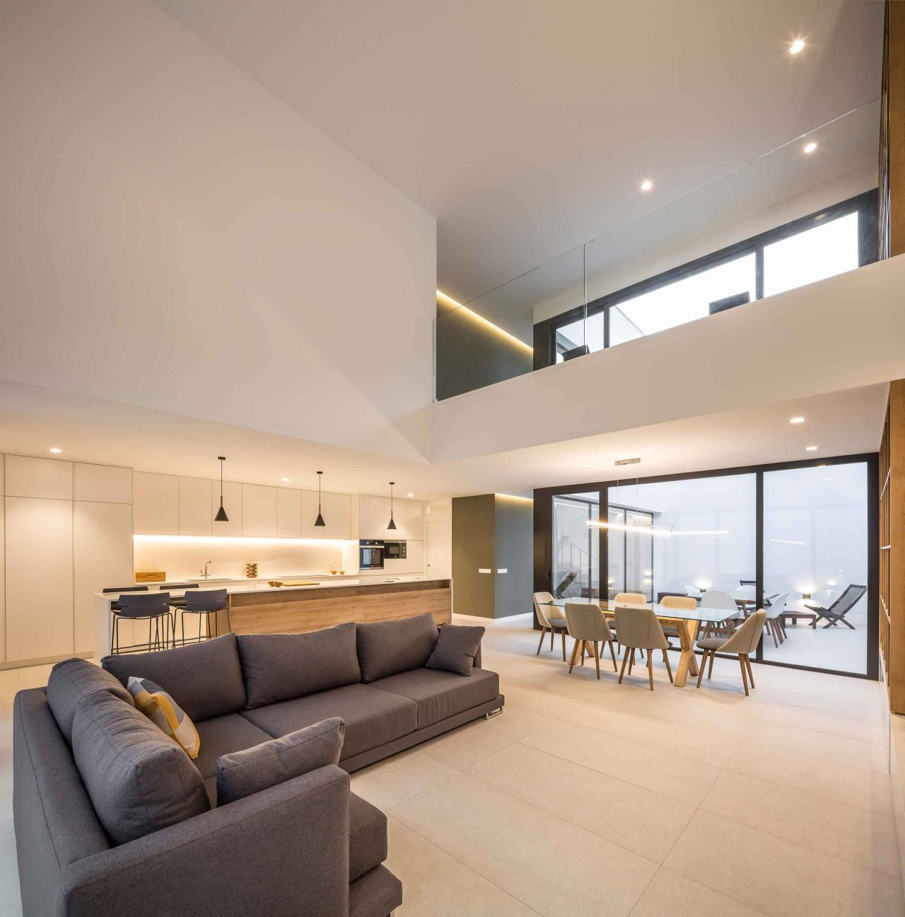 Casa-IR_Family-Pobla-de-Farnals-Valencia---Estar-comedor-cocina-nocturna