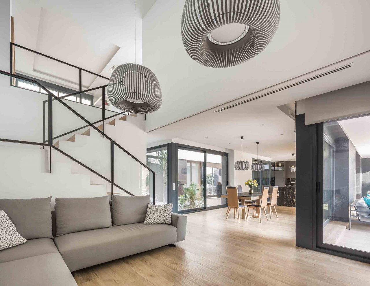 Casa-J_G-Valencia---Estar-en-doble-altura-y-comedor