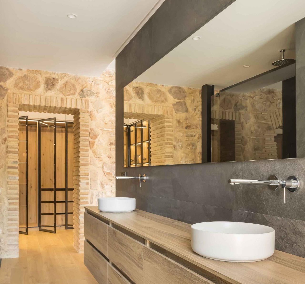 Rehabilitación y reforma -Casa-A_M-Puzol-Valencia---Bano-de-dormitorio-principal-y-vestidor-al-fondo