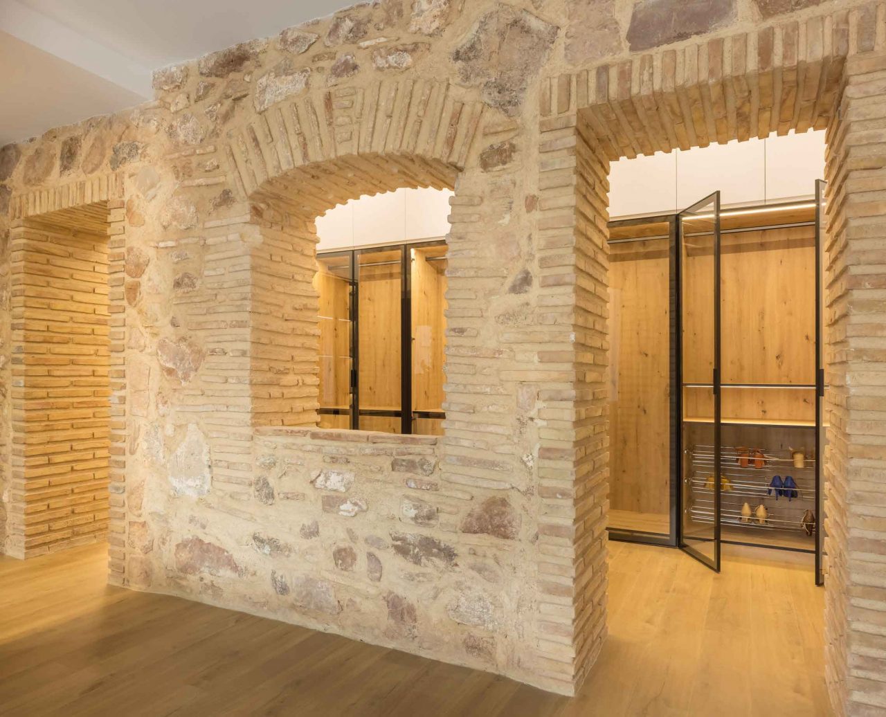 Rehabilitación y reforma -Casa-A_M-Puzol-Valencia---Detalle-de-muro-original-de-fachada-en-dormitorio-principal