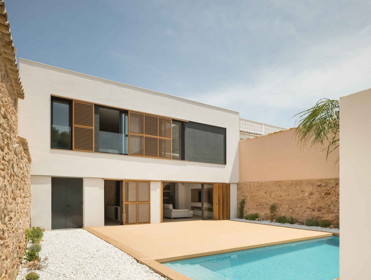 Rehabilitación y reforma -Casa-A_M-Puzol-Valencia---Fachada-posterior-desde-el-patio-interior