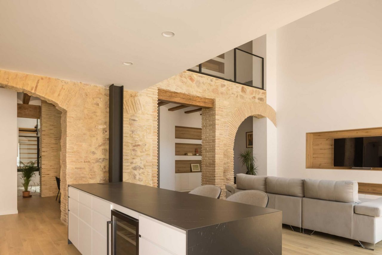 Rehabilitación y reforma -Casa-A_M-Puzol-Valencia---Espacio-de-comedor-y-zona-de-lectura-desde-la-cocina