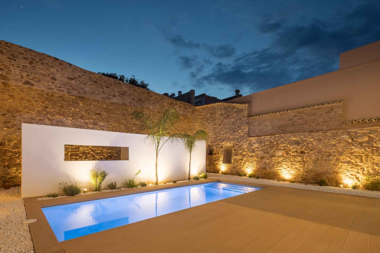 Rehabilitación y reforma -Casa-A_M-Puzol-Valencia---Vista-nocturna-del-patio-interior-con-piscina