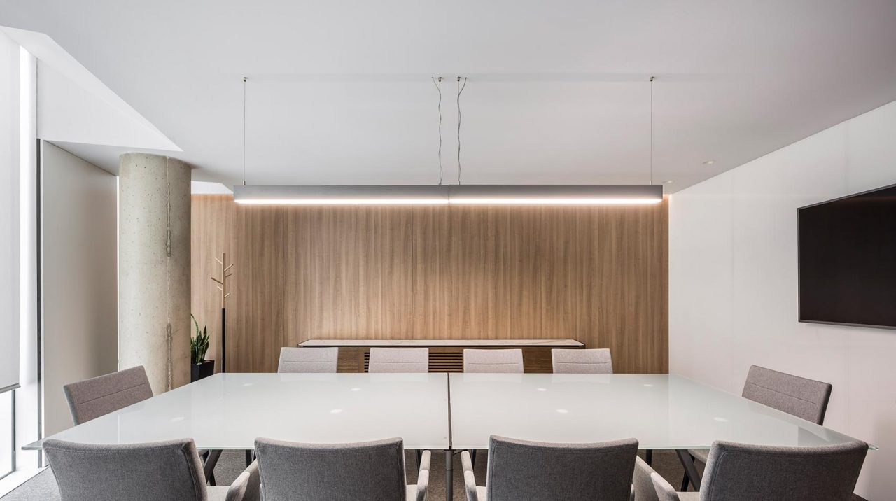 Oficinas-Dadelos-Sala-de-juntas-moderna