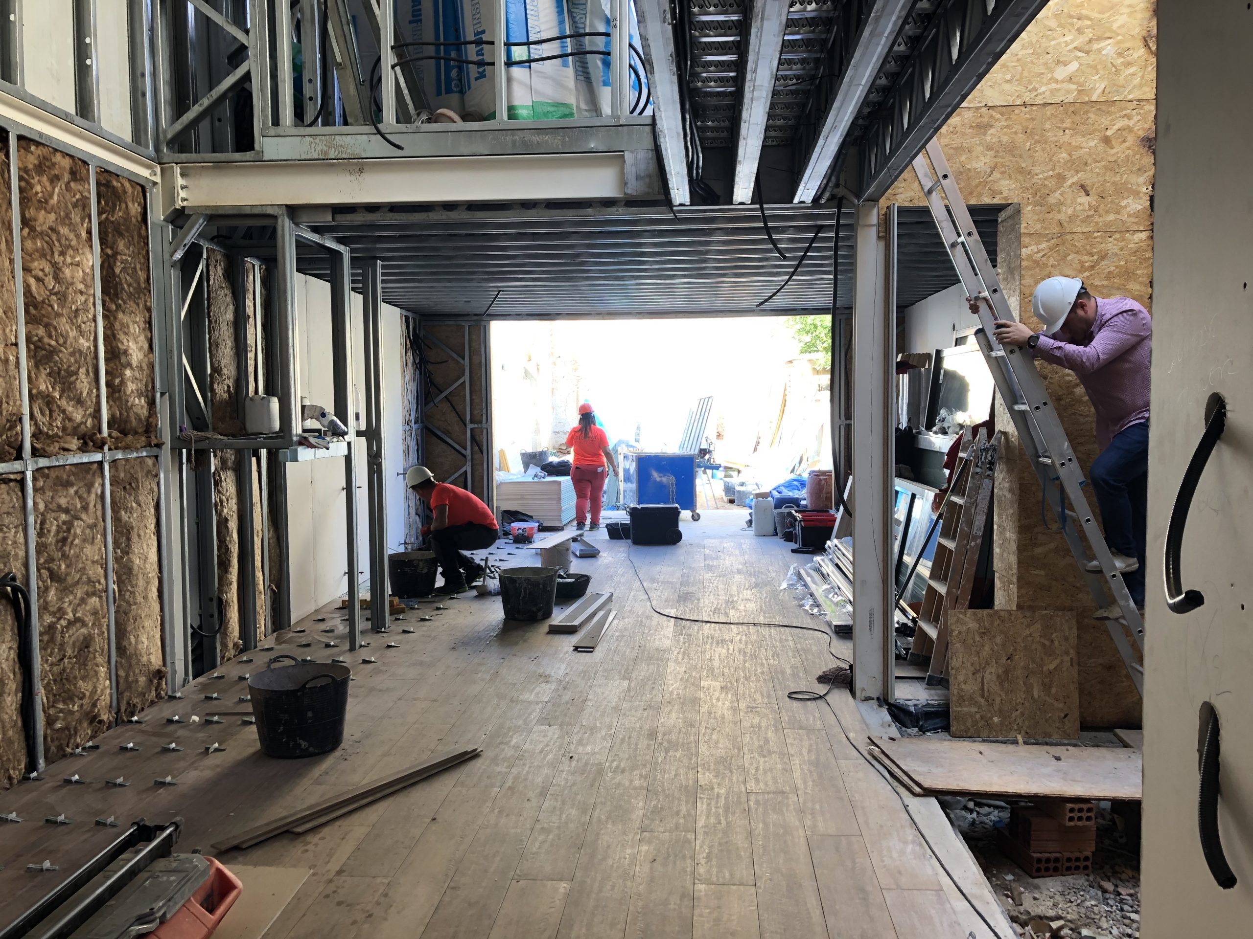 Vivienda en obras con estructura Steel Frame y personas trabajando