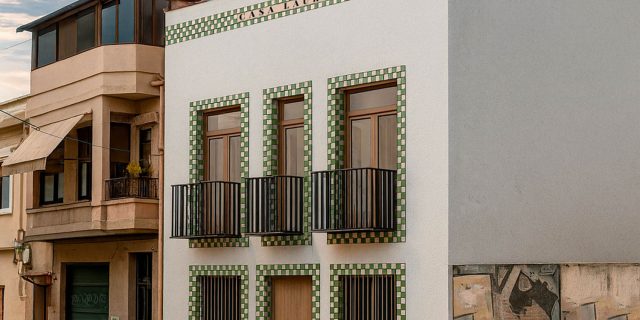Fachada blanca y con revestimiento cerámico bicolor blanco y verde en el barrio del Cabanyal, Valencia